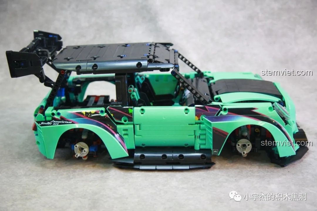 Mô hình xe K-Box 10505 gần hoàn thiện, đang trong giai đoạn lắp ráp cuối cùng.