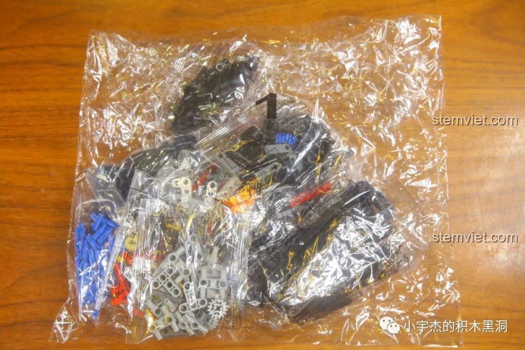 Các túi chi tiết thuộc giai đoạn lắp ráp đầu tiên của bộ KBOX 10214 Porsche 911 GT3 RS.