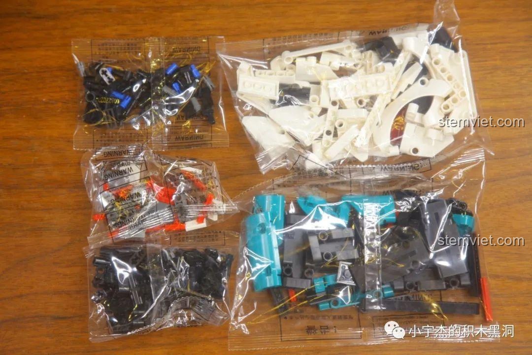 Các túi chi tiết thuộc giai đoạn lắp ráp thứ hai của bộ KBOX 10214, chủ yếu là các mảnh thân vỏ.