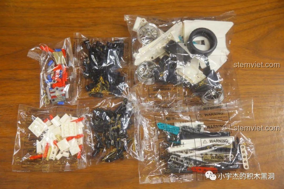 Các túi chi tiết của giai đoạn lắp ráp cuối cùng, bao gồm bánh xe và các mảnh thân vỏ còn lại.