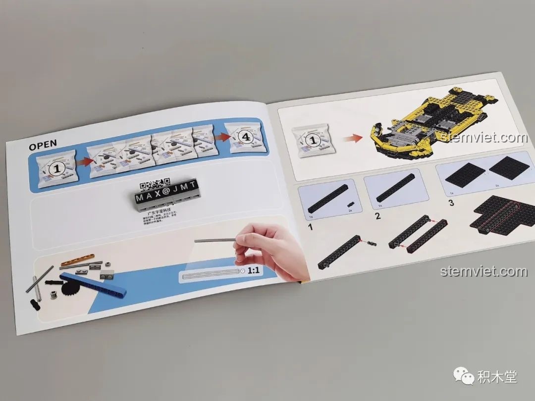 Giai đoạn đầu lắp ráp khung gầm mô hình Lego Koenigsegg Regera màu vàng.