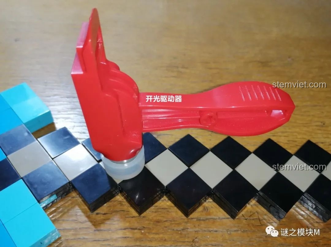 Sử dụng dụng cụ đi kèm để ép các mảnh gạch 2x2 bị vênh trong bộ vũ khí Minecraft RENZAIMA 733.