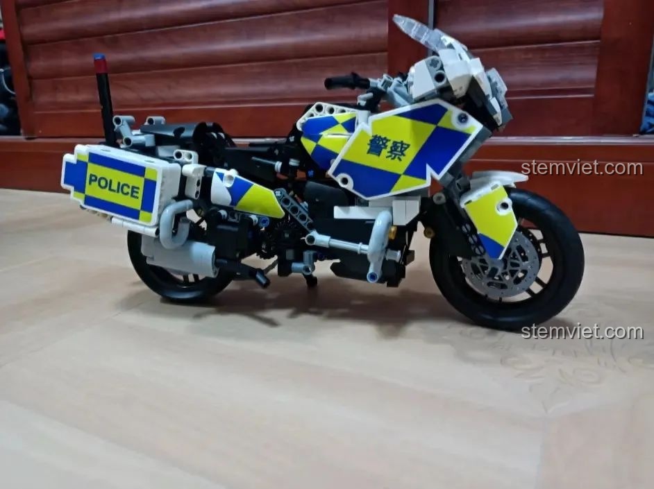 Mô hình WOMA C0915 Xe mô tô cảnh sát Quốc Bân-650 với hệ thống giảm xóc sau hoạt động, thể hiện tính năng động.