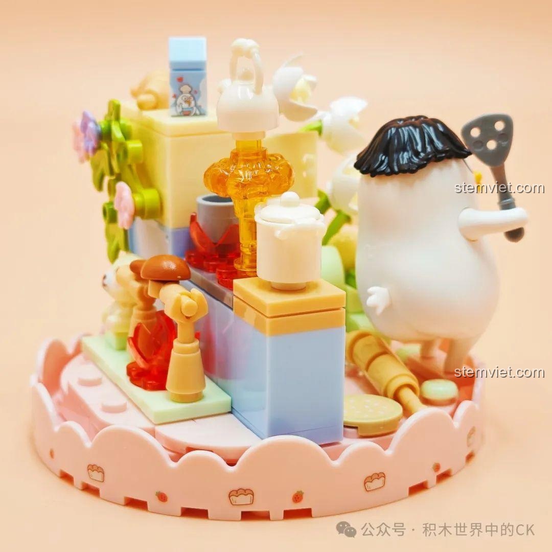 Mặt sau của mô hình SEMBO 612025, cho thấy các chi tiết của một căn bếp nhỏ như lò nướng, nồi, ấm trà.