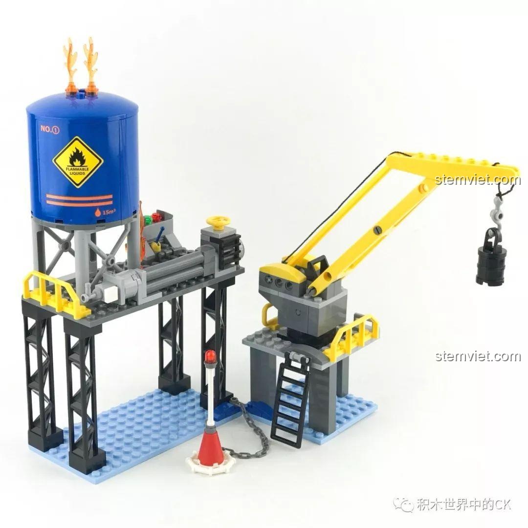 Mô hình giàn khoan dầu hoàn chỉnh từ bộ QMAN 2806 với bồn chứa, cần cẩu và các chi tiết máy móc.