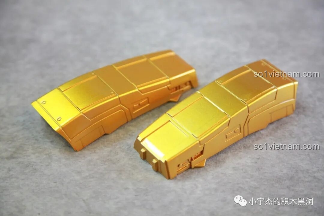 Chi tiết giáp đầu KBOX V5004 Giáp Chống Hulk MK44 màu đỏ và mặt nạ vàng trước khi lắp ráp.