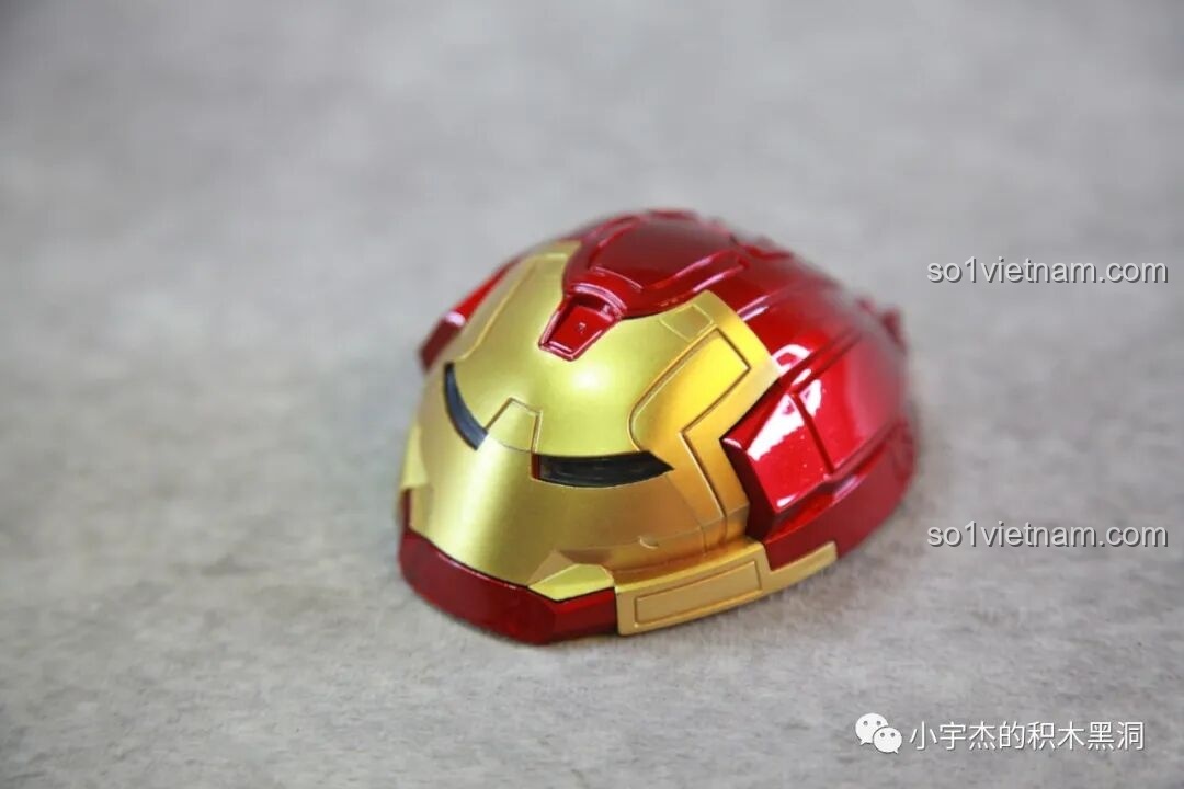 Giáp đầu KBOX V5004 Hulkbuster MK44 đã lắp ráp hoàn chỉnh và bật đèn LED ở mắt.