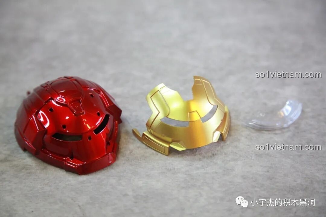 Giáp đầu KBOX V5004 Hulkbuster MK44 đã lắp ráp hoàn chỉnh, với mặt nạ vàng và phần giáp đỏ.