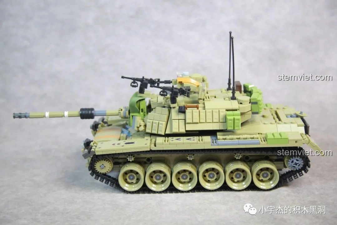Cận cảnh giáp phản ứng nổ (ERA) trên tháp pháo của mô hình xe tăng M60 Magach PanlosBrick 632004.
