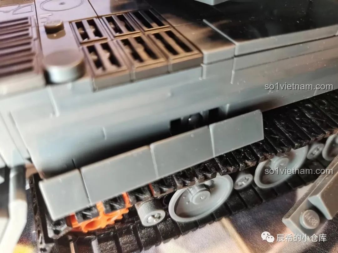 Phần giáp hông của xe tăng Sluban M38-B0851 được gắn bằng khớp bi để tạo độ nghiêng tự nhiên.