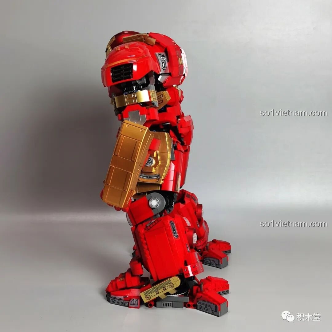 Chi tiết giáp tay của KBOX V5004 Giáp Chống Hulk MK44, với các đường nét cơ khí và lớp mạ vàng. Review KBOX V5004 Robot Anti-Hulk giáp tay.