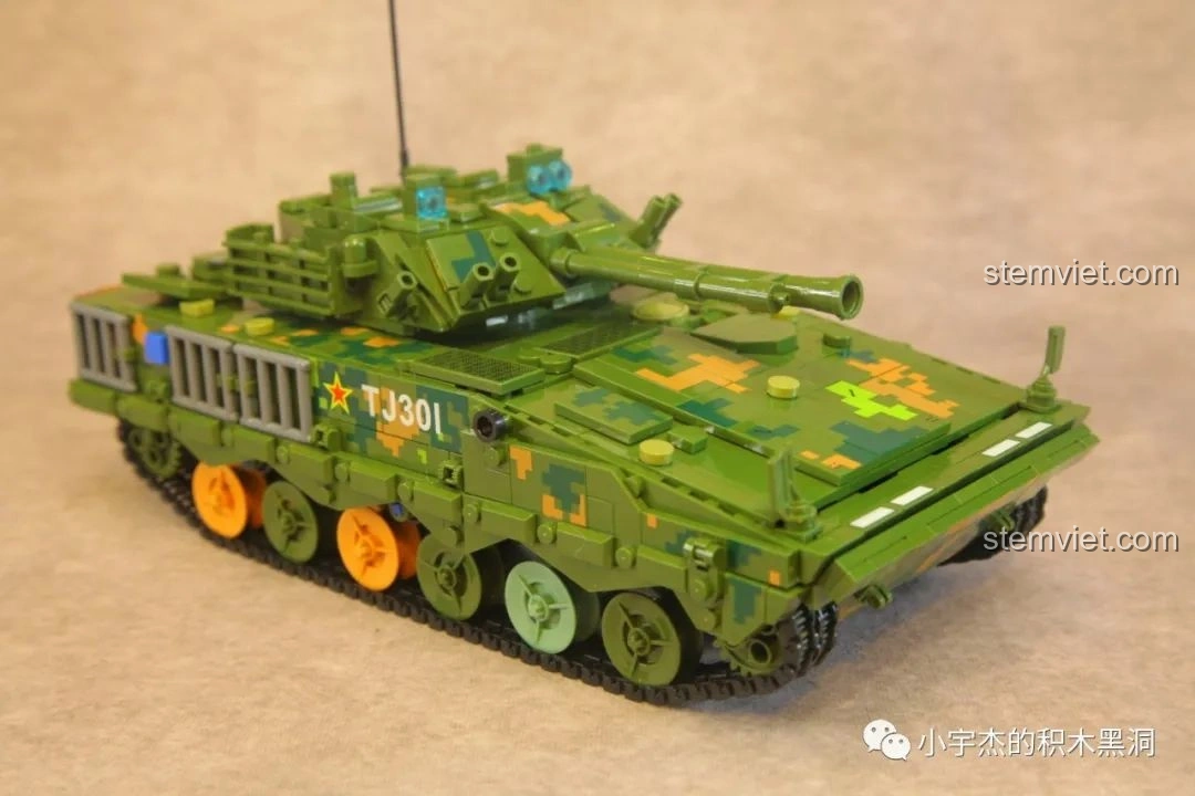 Cận cảnh phần giáp phía trước của xe chiến đấu bộ binh 04A ngoài đời thực