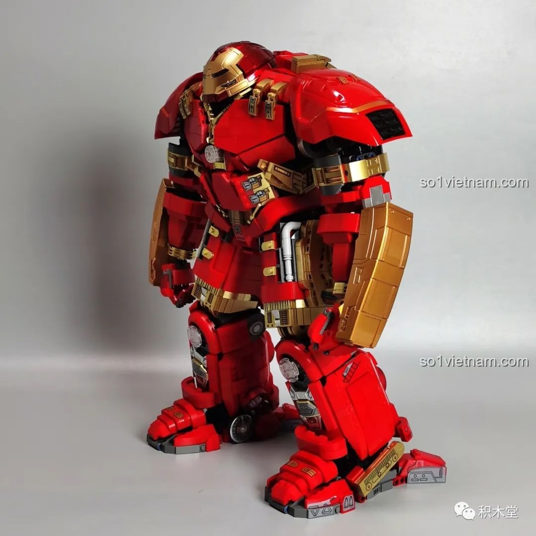 Chi tiết giáp vai của KBOX V5004 Giáp Chống Hulk MK44, được thiết kế nguyên khối và mạ màu đỏ bóng. Đánh giá KBOX 5004 Hulkbuster MK44 giáp vai đẹp.