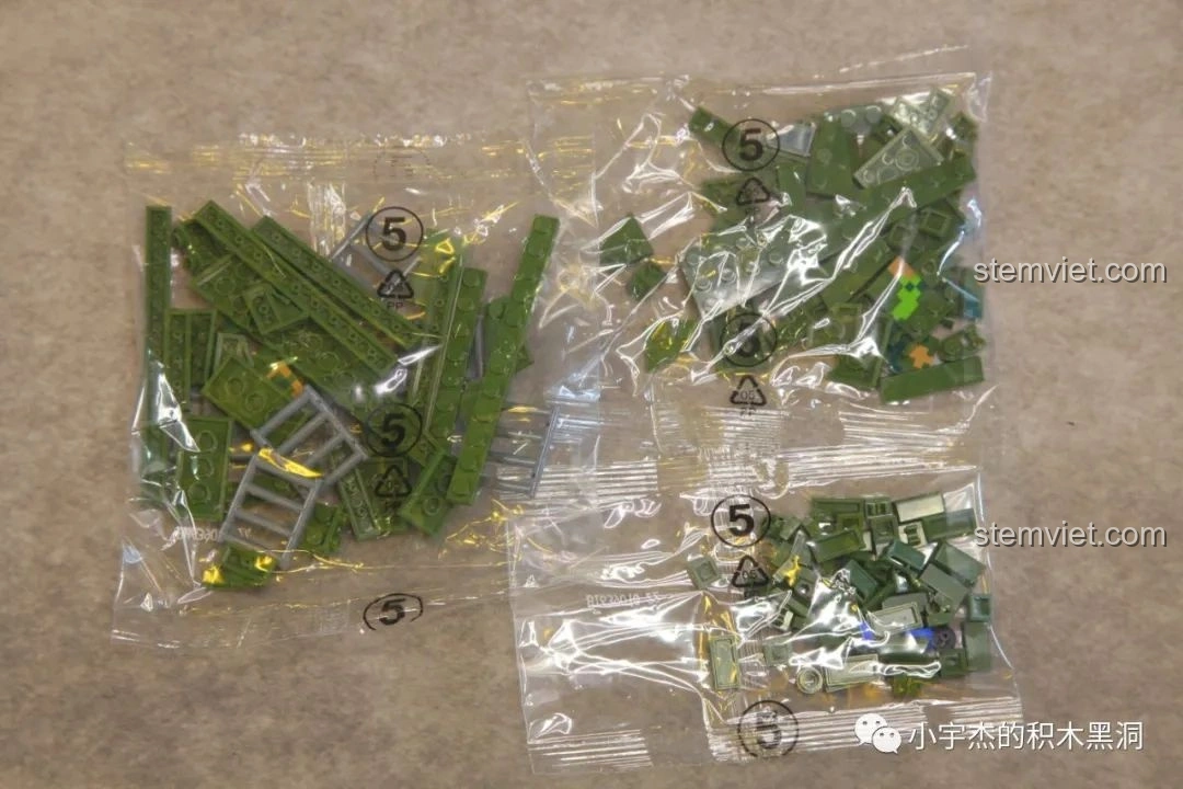 Xe Panlos Brick 639010 Xe Chiến Đấu Bộ Binh 04A với giáp váy bên hông đang được lắp