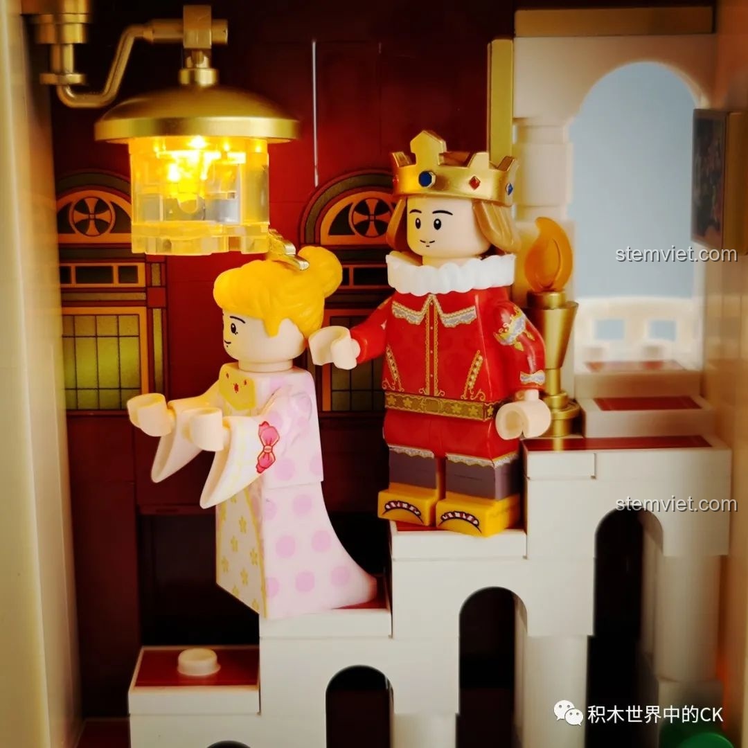 Chiếc giày thủy tinh trong suốt, biểu tượng của Lọ Lem, được đặt trên đỉnh mô hình sách cổ tích Wekki 506174.