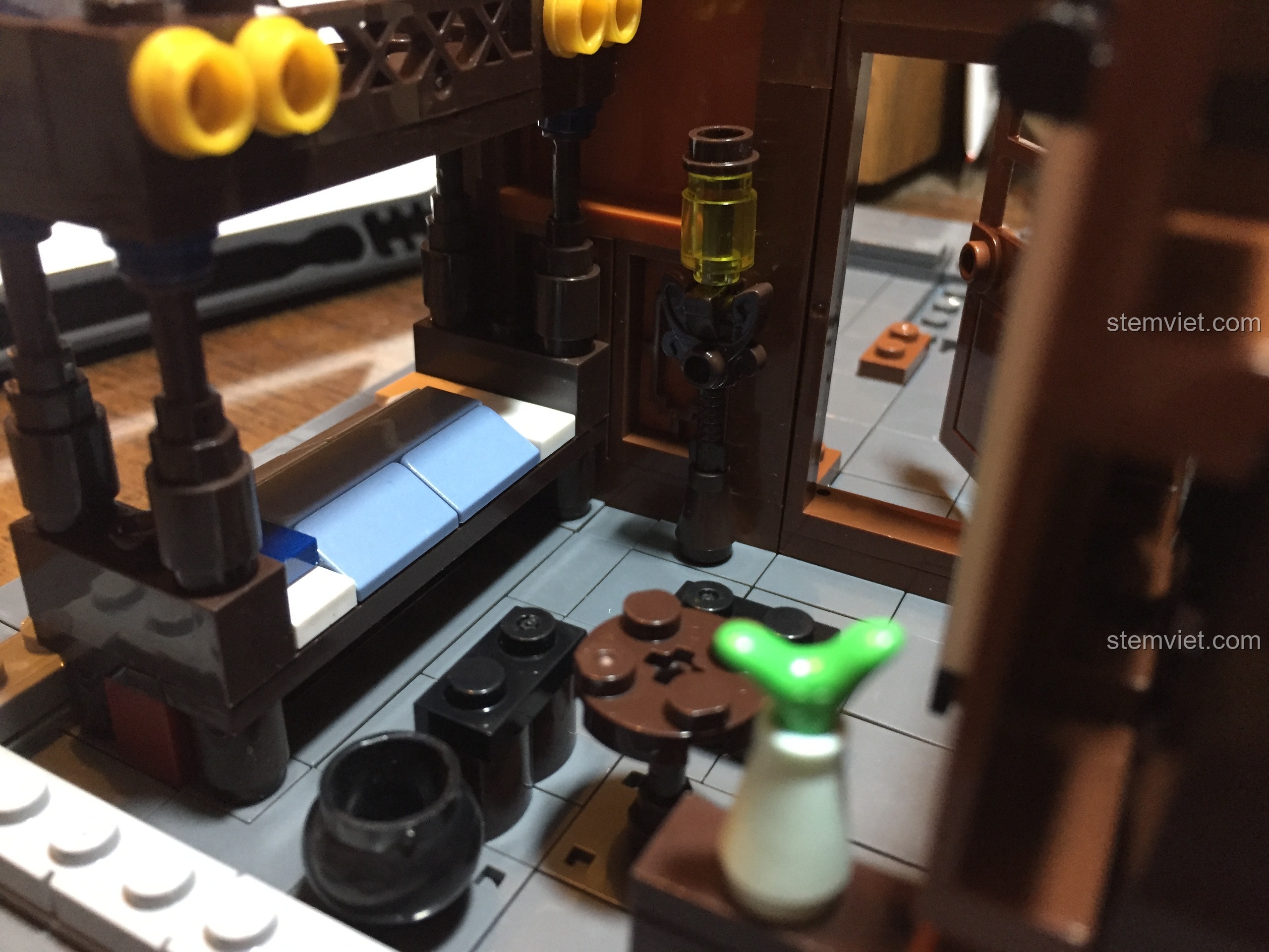 Cận cảnh chiếc giường cổ, đèn lồng và bàn nhỏ trong phòng ngủ của bộ lắp ghép Vạn Phúc Khách Sạn.