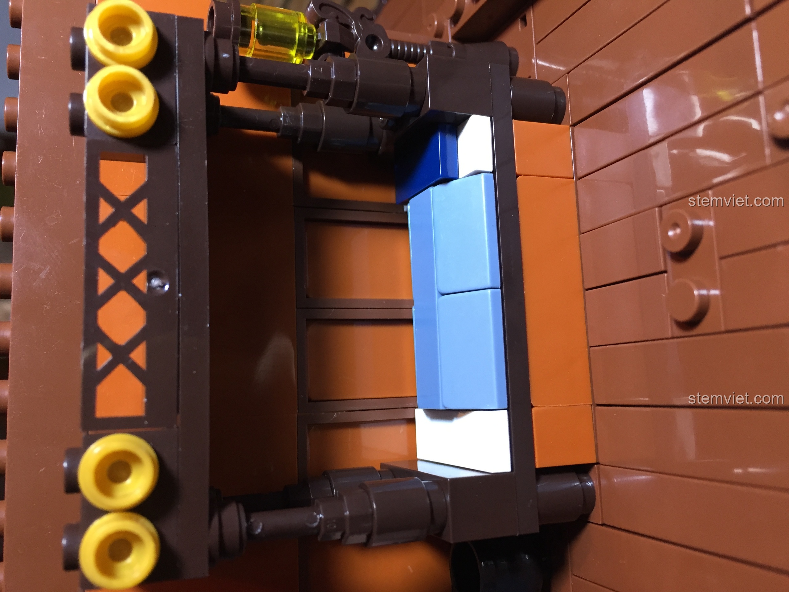 Chiếc giường ngủ trên tầng hai của Vạn Phúc Khách Sạn với thiết kế cổ điển và chi tiết.