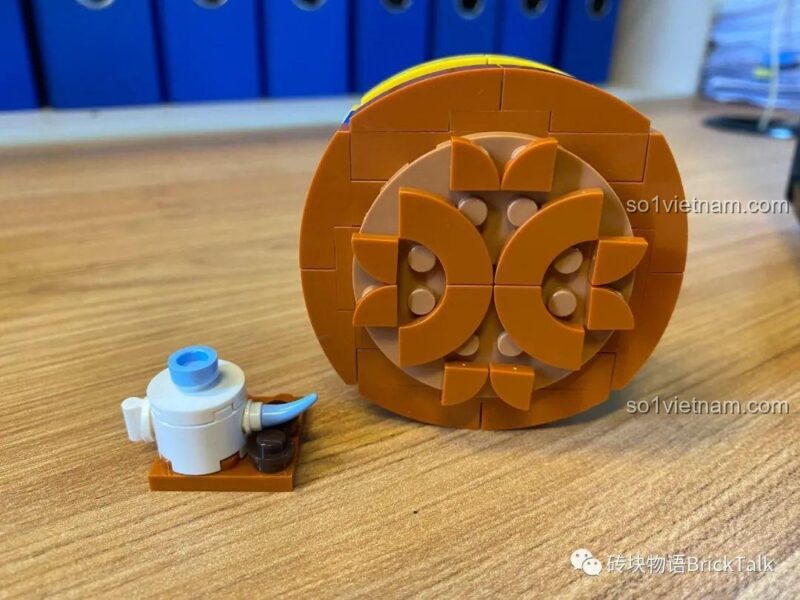 đồ chơi xếp hình Mô hình lễ hội Trung Thu G2212, mặt sau mô hình với chức năng giá đỡ bút, phù hợp bé 8 tuổi, giá tốt