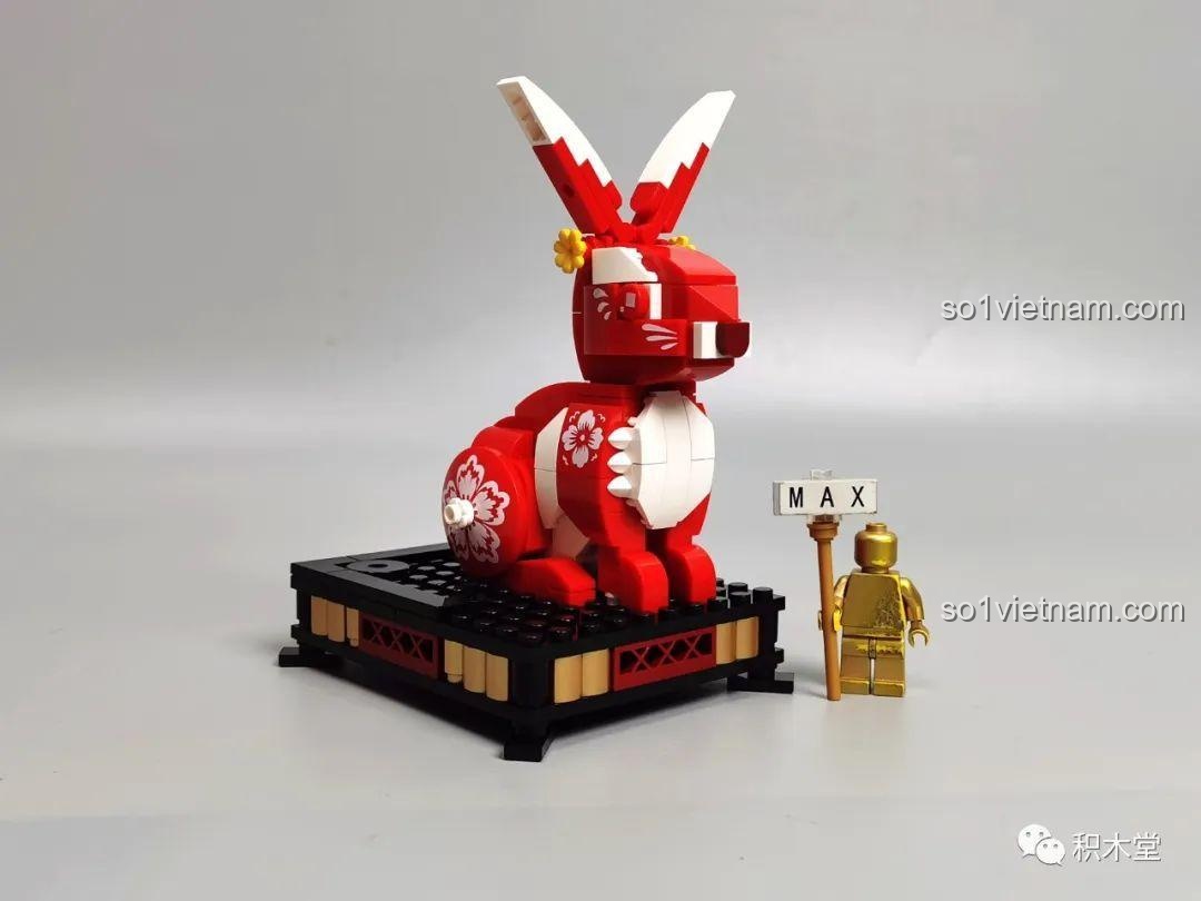 Mô hình Thỏ Đỏ May Mắn G2301 Gobricks hoàn thiện với cây mai