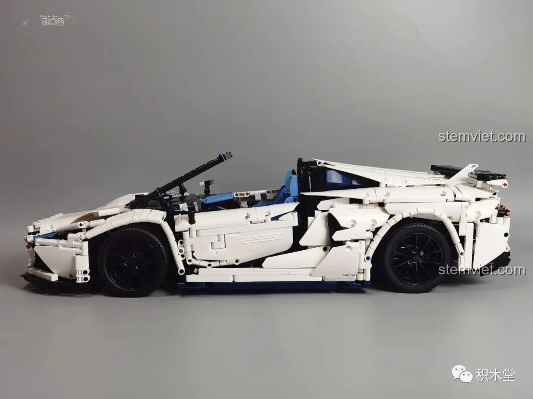 Một góc nhìn 3/4 khác từ phía sau của mô hình Feifan F10002 Lamborghini Aventador SVJ Roadster.