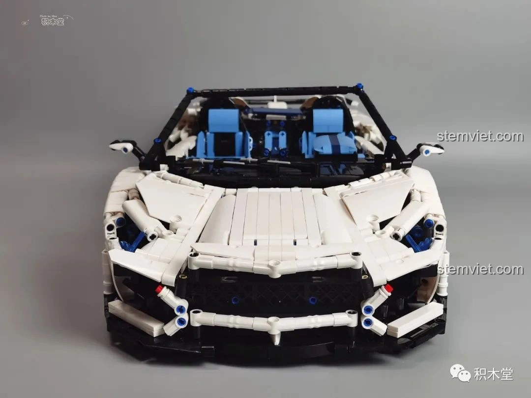 Góc nhìn 3/4 phía sau của mô hình Feifan F10002 Lamborghini Aventador SVJ Roadster đã hoàn thiện.