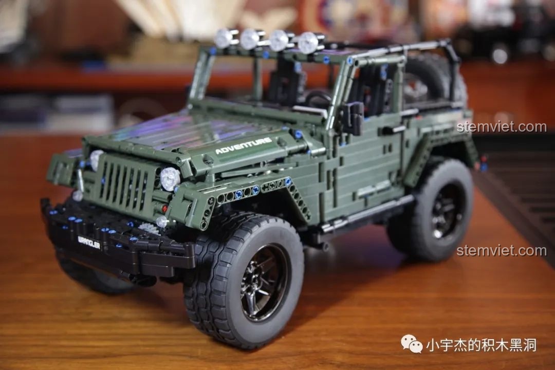 Góc nhìn 3/4 từ phía trước của mô hình Jeep Rubicon hoàn chỉnh, nổi bật với màu xanh quân đội.