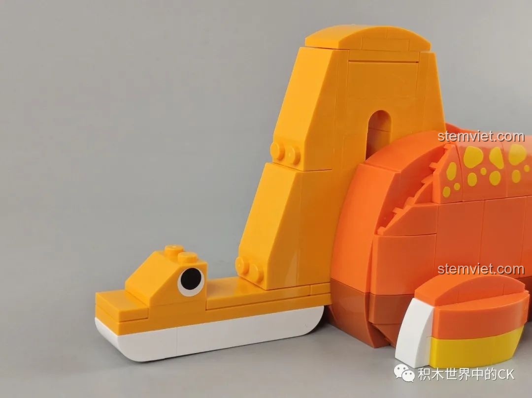 Góc bàn học với bộ lắp ráp khủng long Fun Desk JAKI, sắp xếp gọn gàng