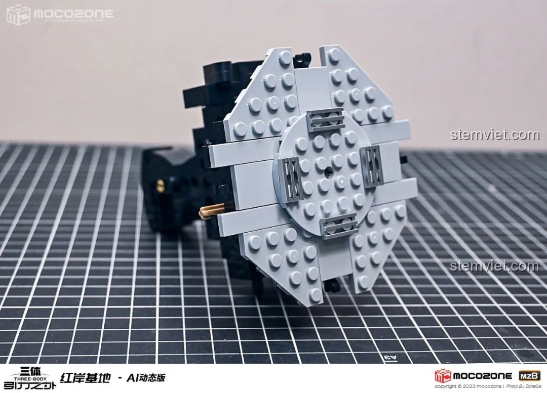 Góc nhìn bên hông của mô hình Hồng Ngạn Cơ Địa (Red Coast Base) Tam Thể với ăng-ten radar.