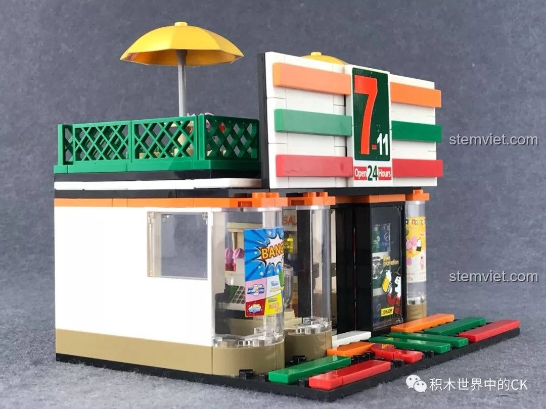 Góc nhìn bên hông của bộ lắp ghép Mô hình mini street view 7-Eleven cho con gái 6 tuổi, thể hiện chiều sâu của mô hình.