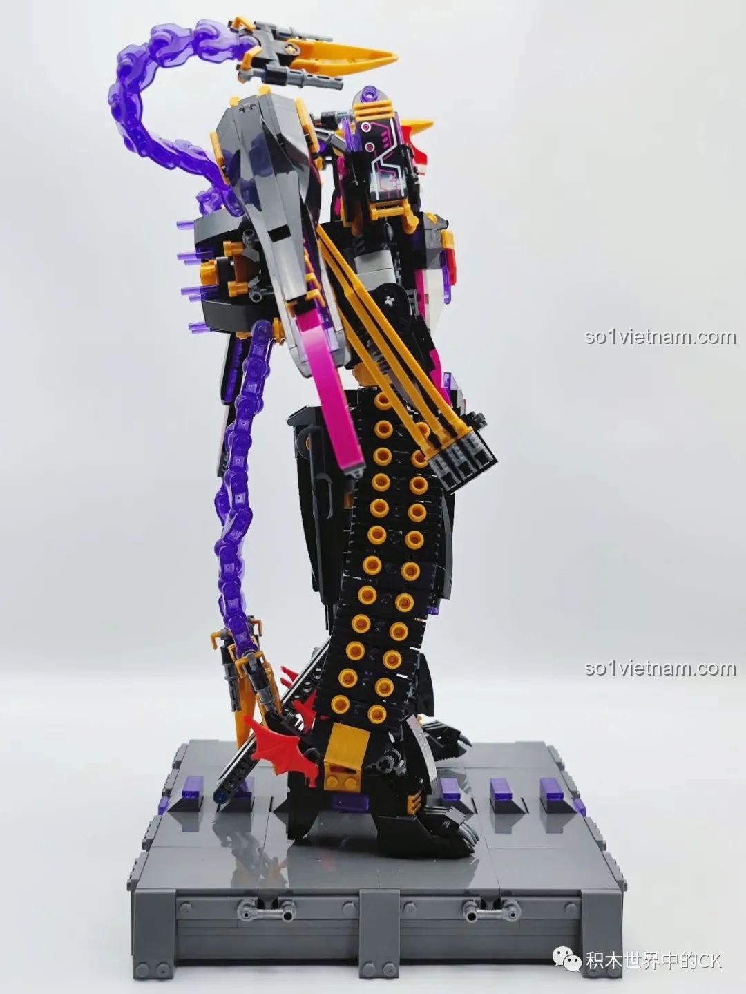 Góc nhìn bên hông của robot Mecha JIESTAR 67010 Kỵ Sĩ Tai Ương, phô diễn các chi tiết giáp và vũ khí, thể hiện sự mạnh mẽ.