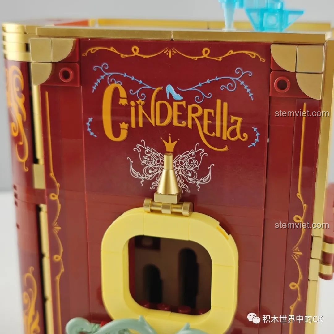 Chi tiết góc bếp của Lọ Lem bên trong mô hình sách cổ tích Lọ Lem Wekki 506174, có lò sưởi, chổi và mạng nhện.