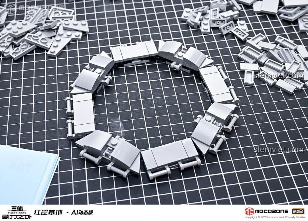 Cận cảnh một góc khác của căn cứ Hồng Ngạn Cơ Địa (Red Coast Base) Tam Thể với chi tiết tuyết.