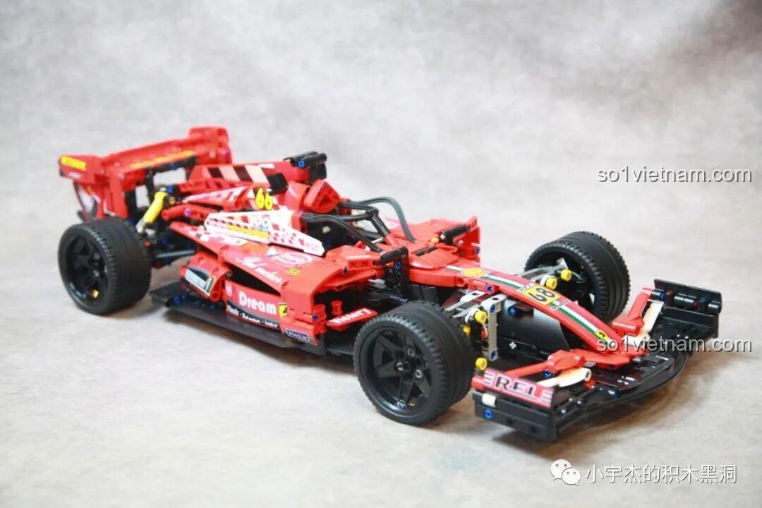 Góc nhìn chéo từ bên hông của mô hình K-Box 10295, các sticker 