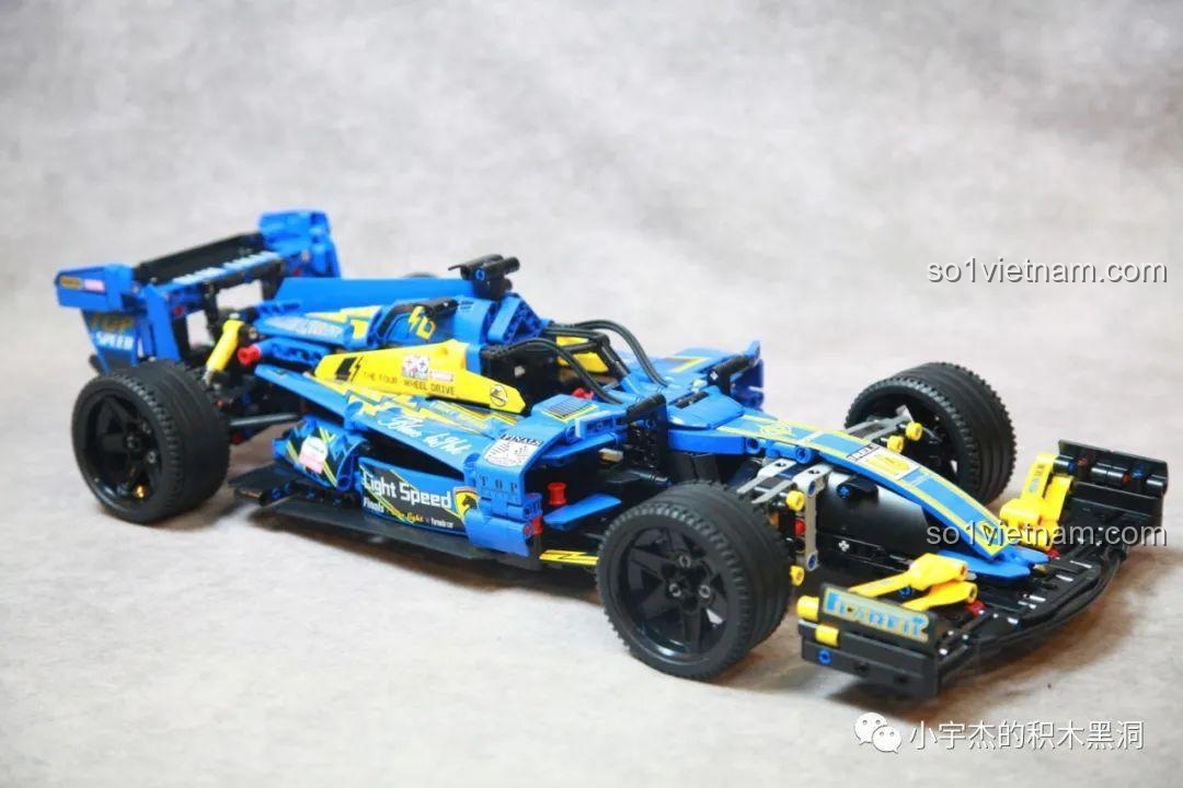 Góc nhìn chéo từ bên hông của mô hình K-Box 10296, thể hiện chiều dài và các đường nét của xe.