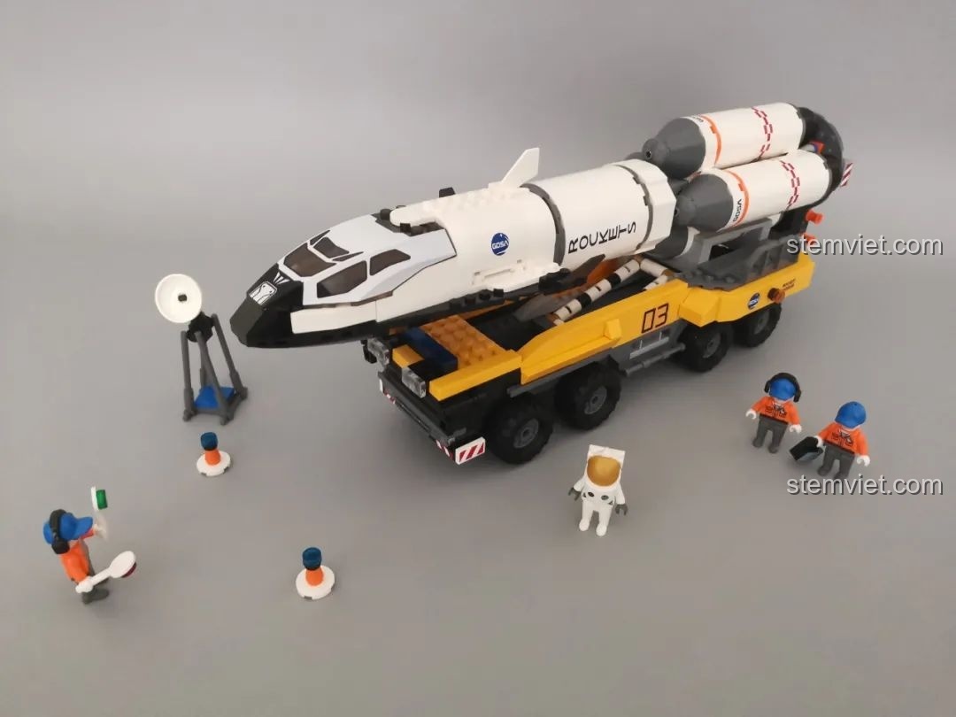 Góc nhìn chéo của bộ đồ chơi mô hình Xe Vận Tải Tên Lửa GUDI chất lượng cao giá tốt.