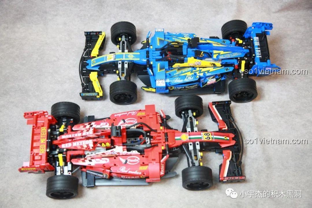 Cận cảnh góc chéo của hai chiếc xe đua F1 K-Box, cho thấy sự khác biệt trong các chi tiết decal.