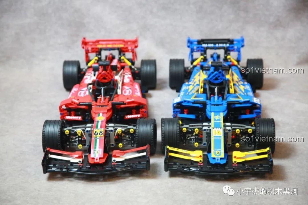 Góc nhìn chéo của hai chiếc xe đua F1 K-Box, một sự kết hợp màu sắc tuyệt vời để trưng bày.