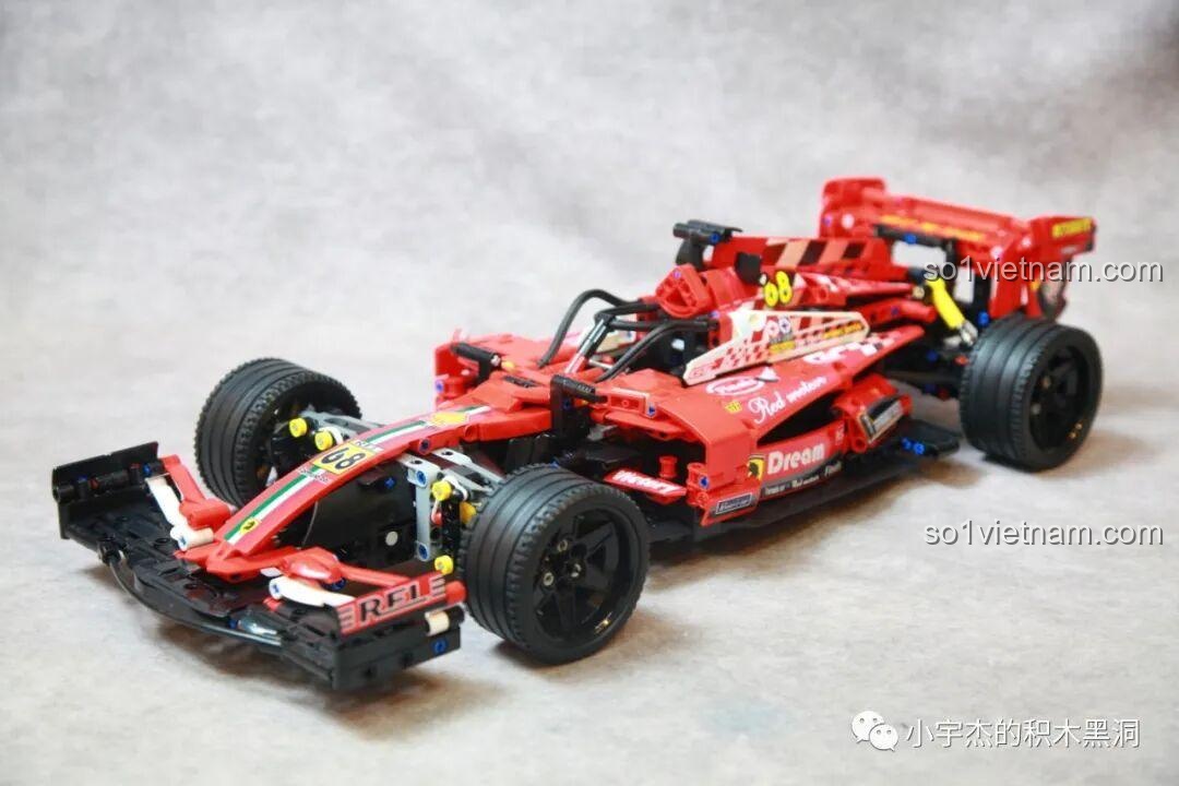 Góc nhìn chéo từ phía trước của mô hình K-Box 10295 Xe đua F1 màu đỏ, toát lên vẻ mạnh mẽ.