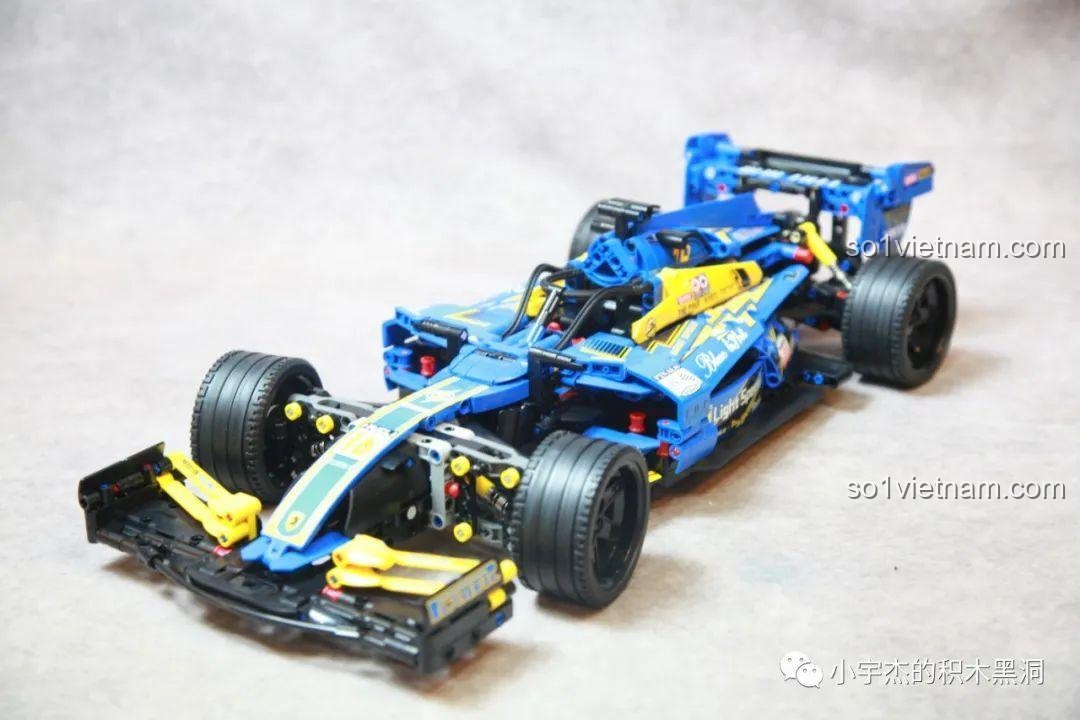 Góc nhìn chéo từ phía trước của mô hình K-Box 10296 Xe đua F1 màu xanh, khoe trọn thiết kế khí động học.