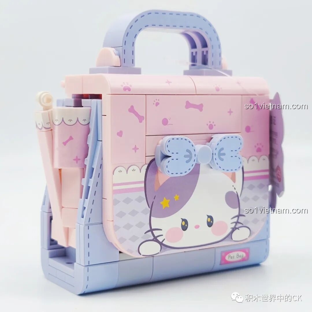 Góc nhìn chéo từ phía trước của túi xách Wekki 516908, làm nổi bật hình mèo con và quai xách chắc chắn.