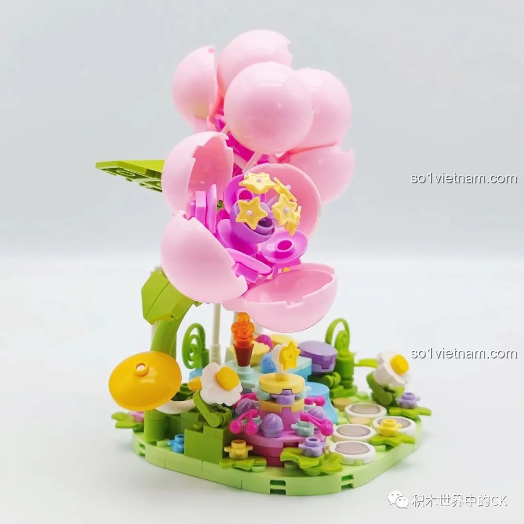 Góc nhìn chéo của mô hình hoa Khu Rừng Kẹo Bông Gòn, nổi bật với những bông hoa hồng lớn.