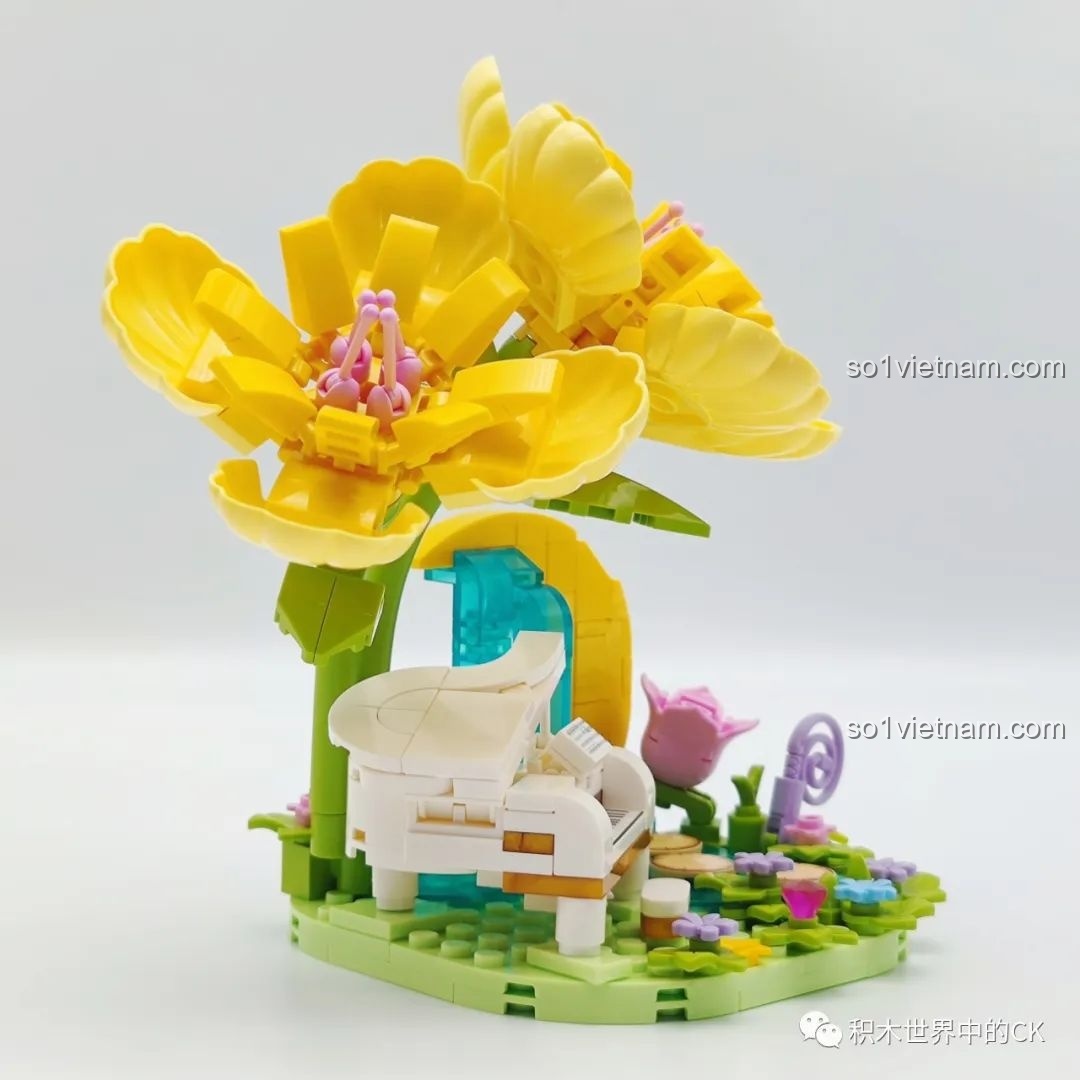 Góc nhìn chéo của mô hình hoa Thác Nước Piano Ánh Trăng, tập trung vào cây đàn piano trắng.