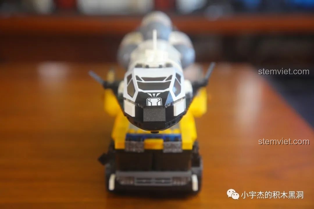 Góc nhìn chéo từ phía trước của mô hình GUDI 10803 hoàn chỉnh, khoe trọn vẻ đẹp.