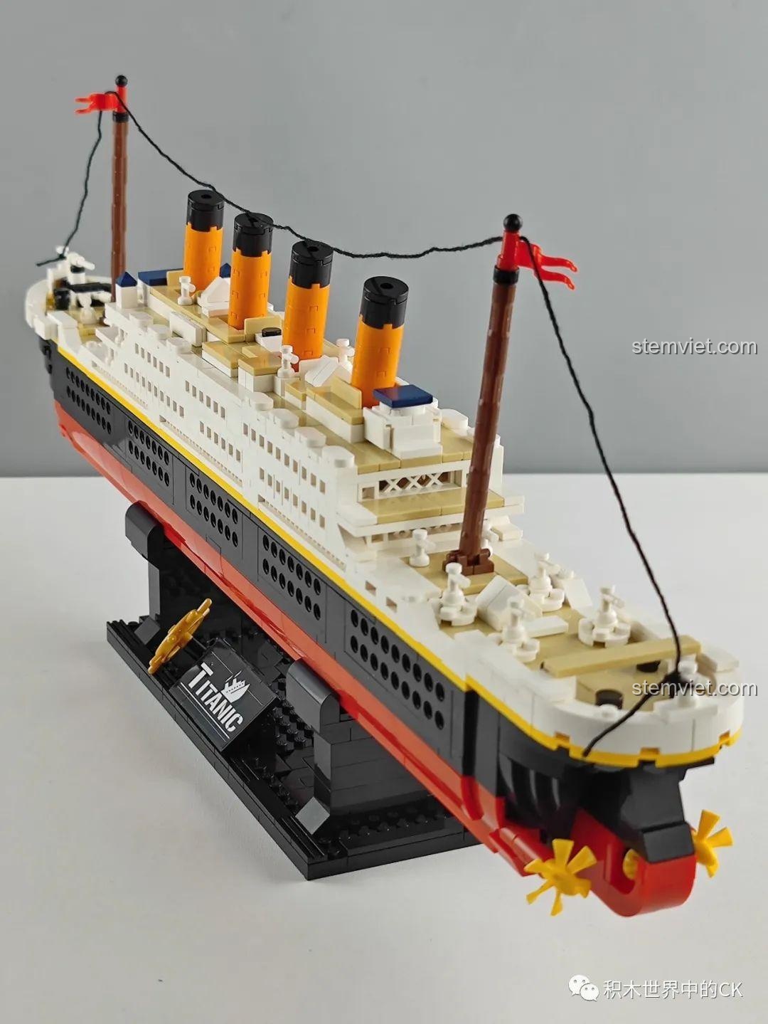 Góc nhìn chéo từ trên cao của mô hình Tàu Titanic Zhe Gao 01010, làm nổi bật các chi tiết trên boong và ống khói.