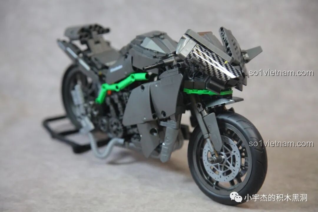 Góc chụp chéo từ phía trước của mô hình ZHEGAO QJ5183, thể hiện rõ sự hầm hố và các đường nét thiết kế của xe.