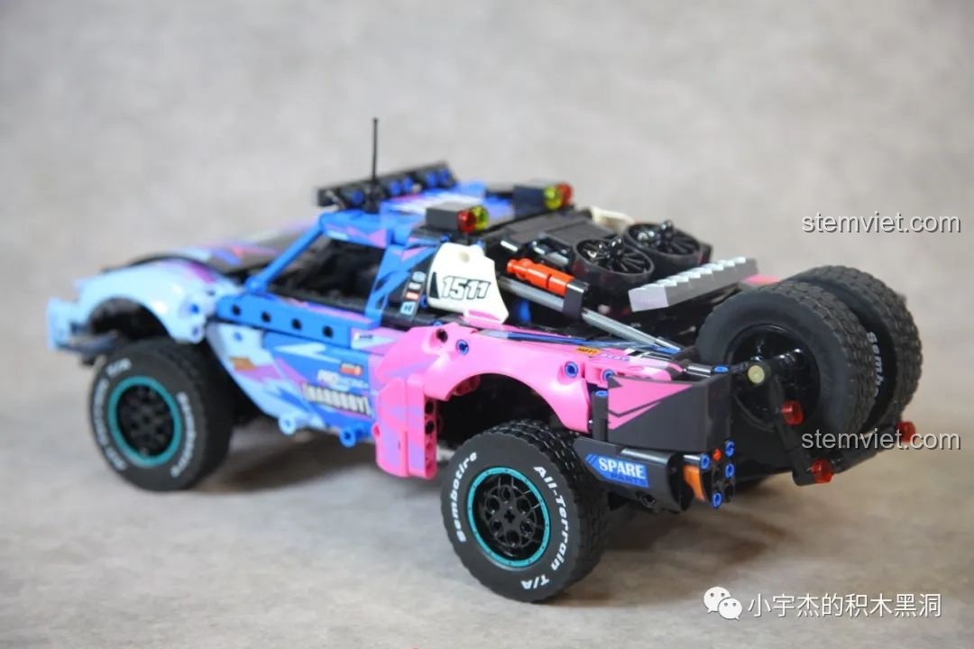 Góc nhìn chéo từ phía sau của mô hình SEMBO 715006, nổi bật với hai bánh sơ cua.