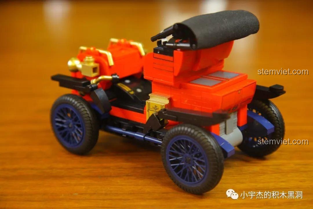 Góc nhìn chéo từ phía sau của mô hình xe Duryea Model L SEMBO 705400, thể hiện sự hài hòa màu sắc.