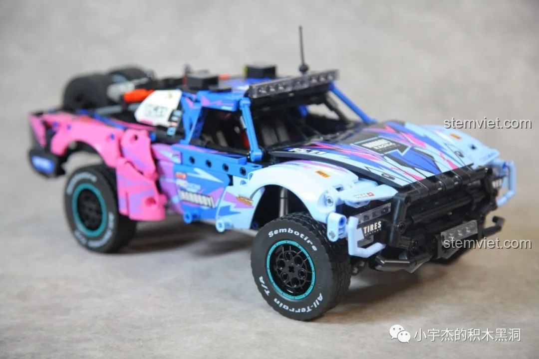 Góc nhìn chéo từ phía trước của mô hình SEMBO 715006 hoàn chỉnh.