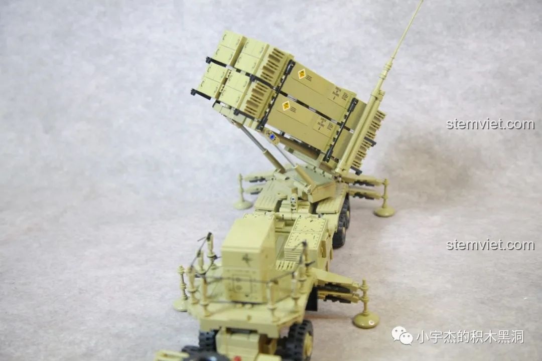 Góc chụp chéo từ phía trước của mô hình Xe vận tải chiến thuật hạng nặng M983 628014 đã hoàn thiện.