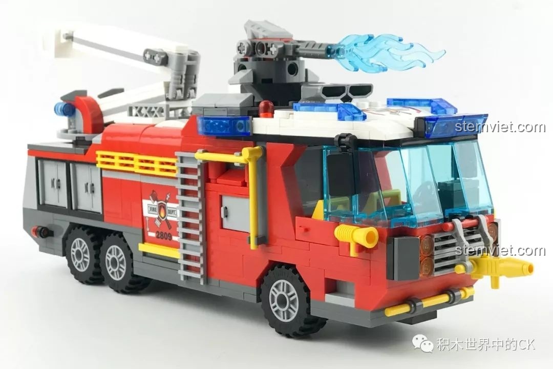 Góc nhìn chéo từ phía trước của xe cứu hỏa QMAN 2809, khoe trọn thiết kế đầu xe và thân xe.